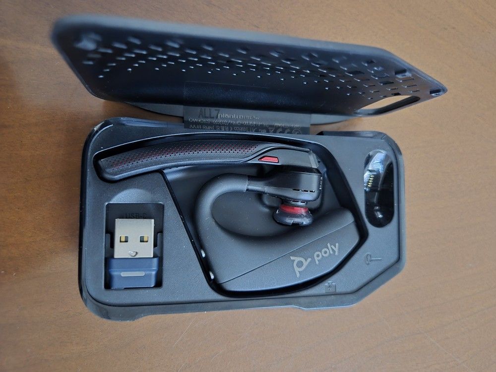 Poly - Voyager 5200 UC - Bluetooth Headset with Charging Case open box