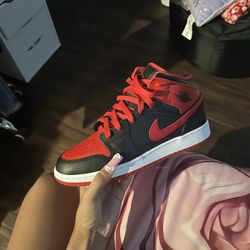 Jordan 1 Mid 