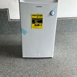 Mini Refrigerator- Upstream White