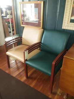 Chair excelent condition solid wood excelent condition