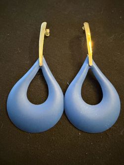 Women’s set of two pierced teardrop earrings