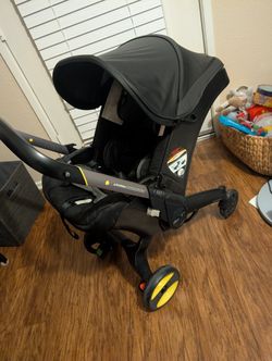 Doona Car Seat/ Stroller With Base!!!