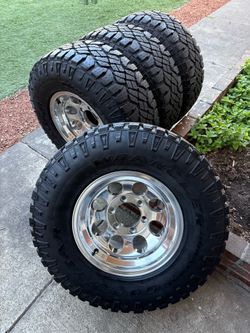 31x10.50/15 Toyota 22RE 4runner Tacoma rines 15x8 nuevos con llantas usadas