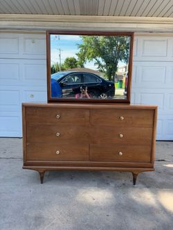 ‼️KENT COFFEY “THE CONTINENTAL” LINE 6 DRAWER DRESSER WITH MIRROR‼️FOR SALE 500$ OR BEST OFFER‼️DELIVERY AVAILABLE🚚