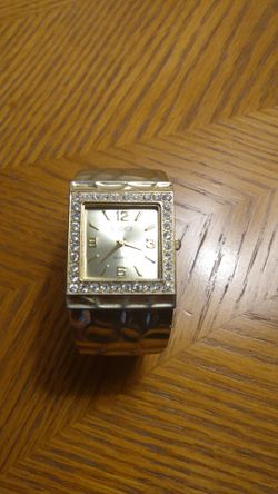 Ladies Battery operated bracelet watch