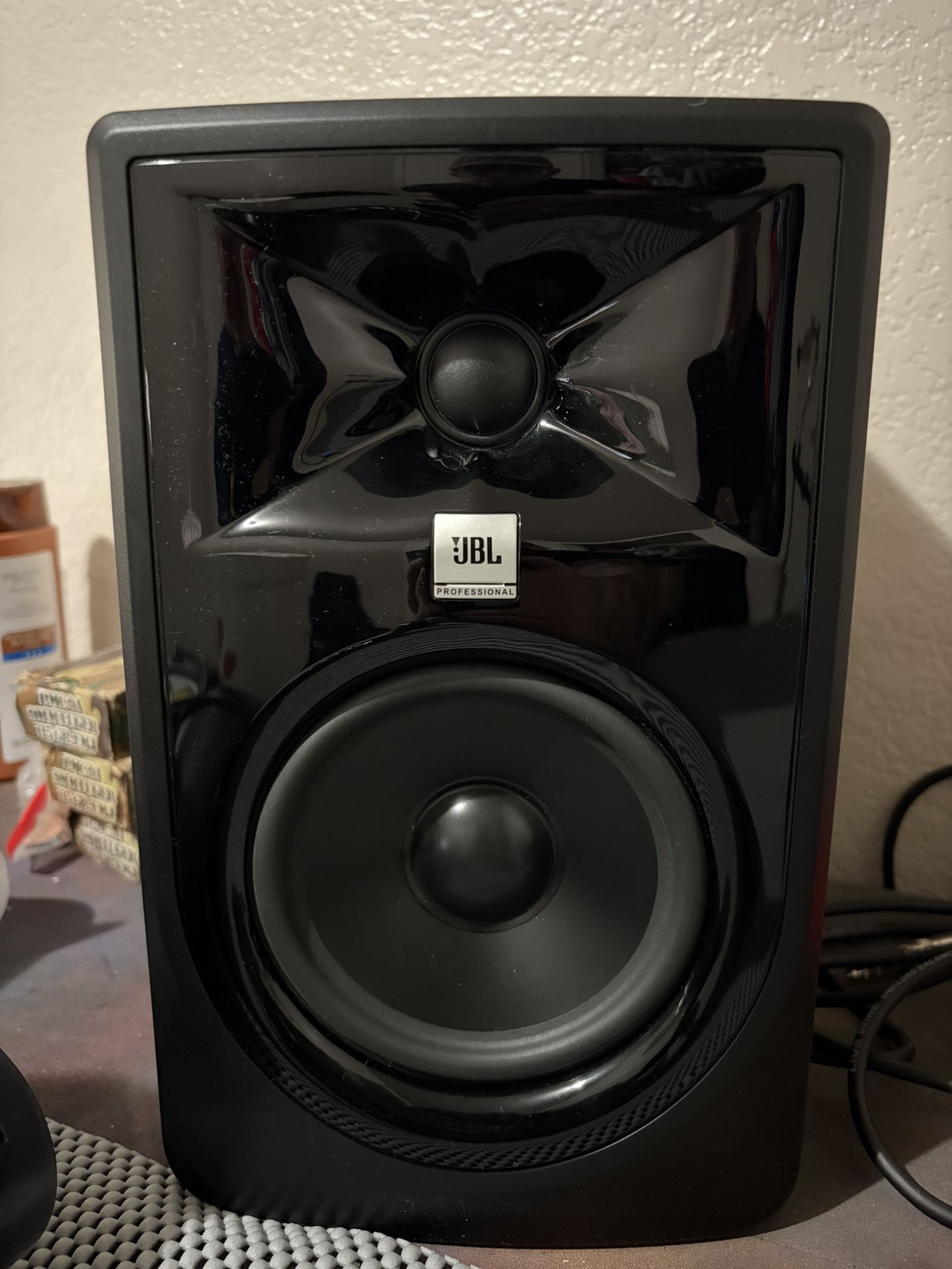 JBL MK2 SERIES 3 305 STUDIO MONITORS (PAIR) POWERED 