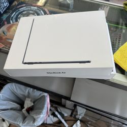 Apple MacBook Air 13” M3 2024 A3113 16GB RAM 256GB SSD Silver 100% Battery 2 Cycles