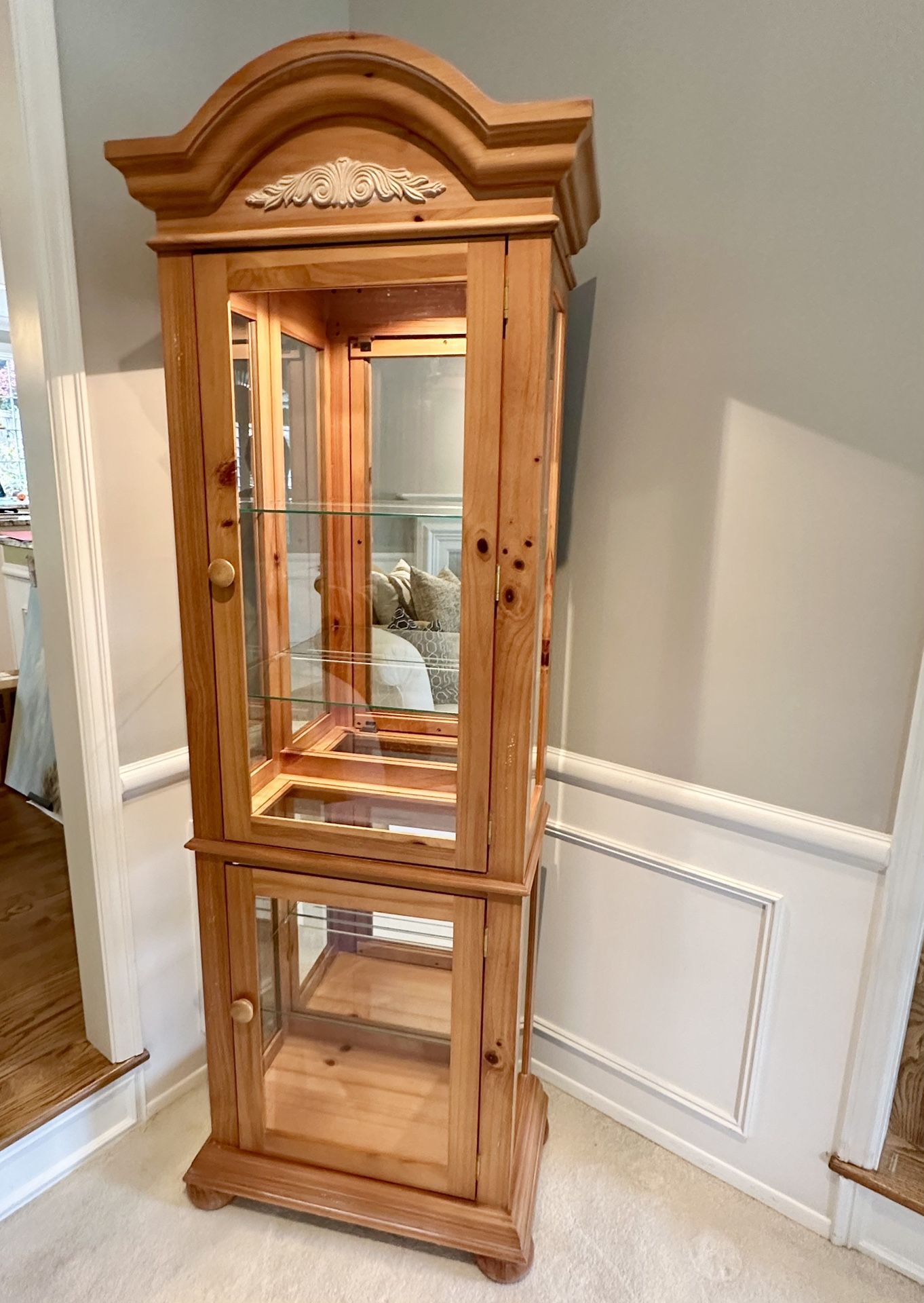 Broyhill Fontana Curio Cabinet, lighted, 5 display surfaces, like new!