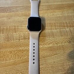 Apple Watch SE (2nd Gen) [GPS 40mm] Smart Watch w/Starlight Aluminum Case & Starlight Sport Band