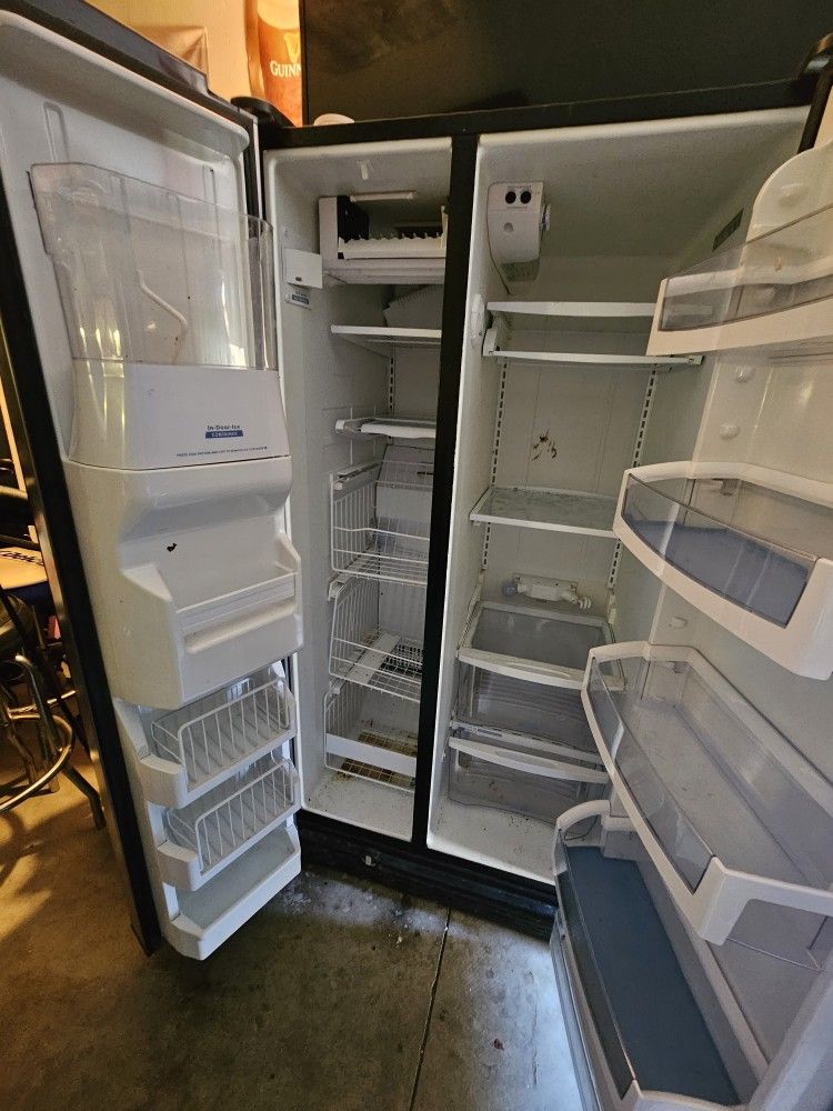Free Side By Side Refrigerator Not Keeping Cold for Sale in Menifee, CA