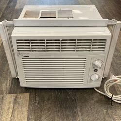 GE 150-sq ft 115V 5000 BTU Window Air Conditioner