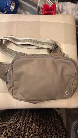 Lululemon Everywhere Belt Bag . Large