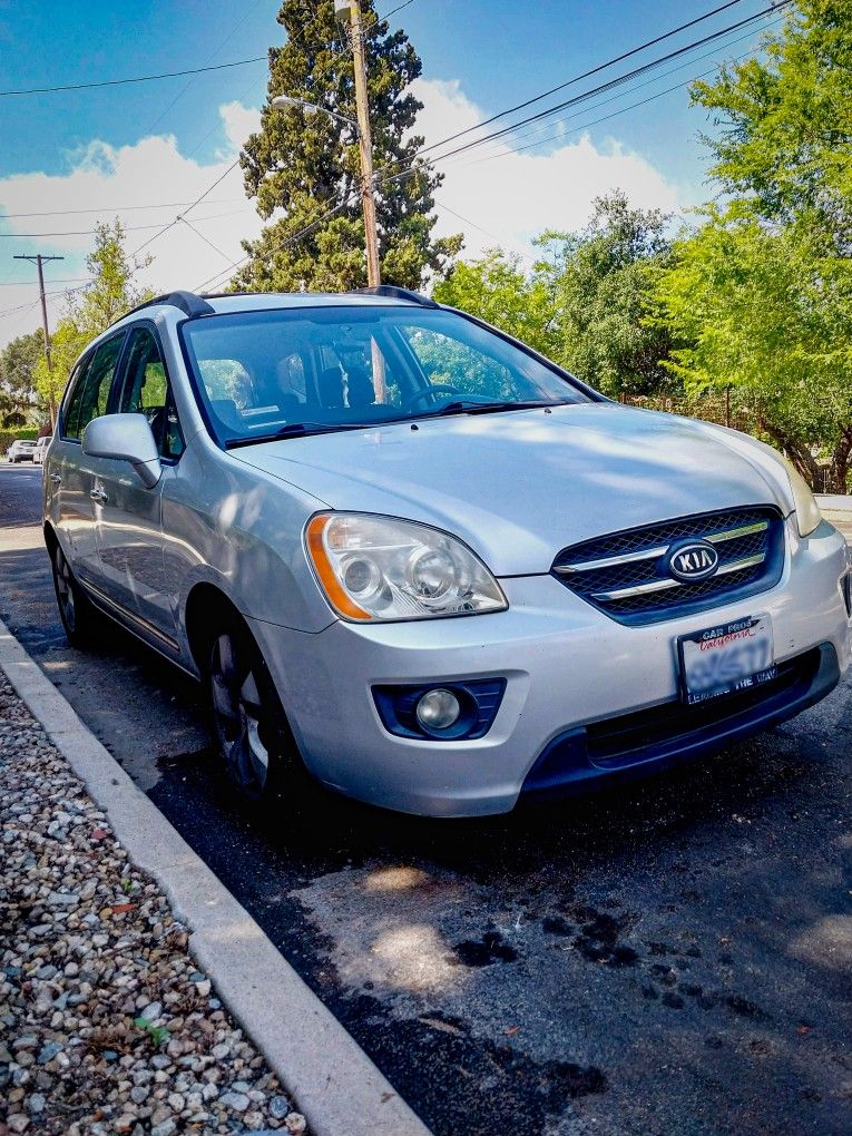 2008 KIA Rondo