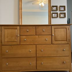 Beautiful Stanley Wood Bedroom Set Chest, Desk & Nightstand 