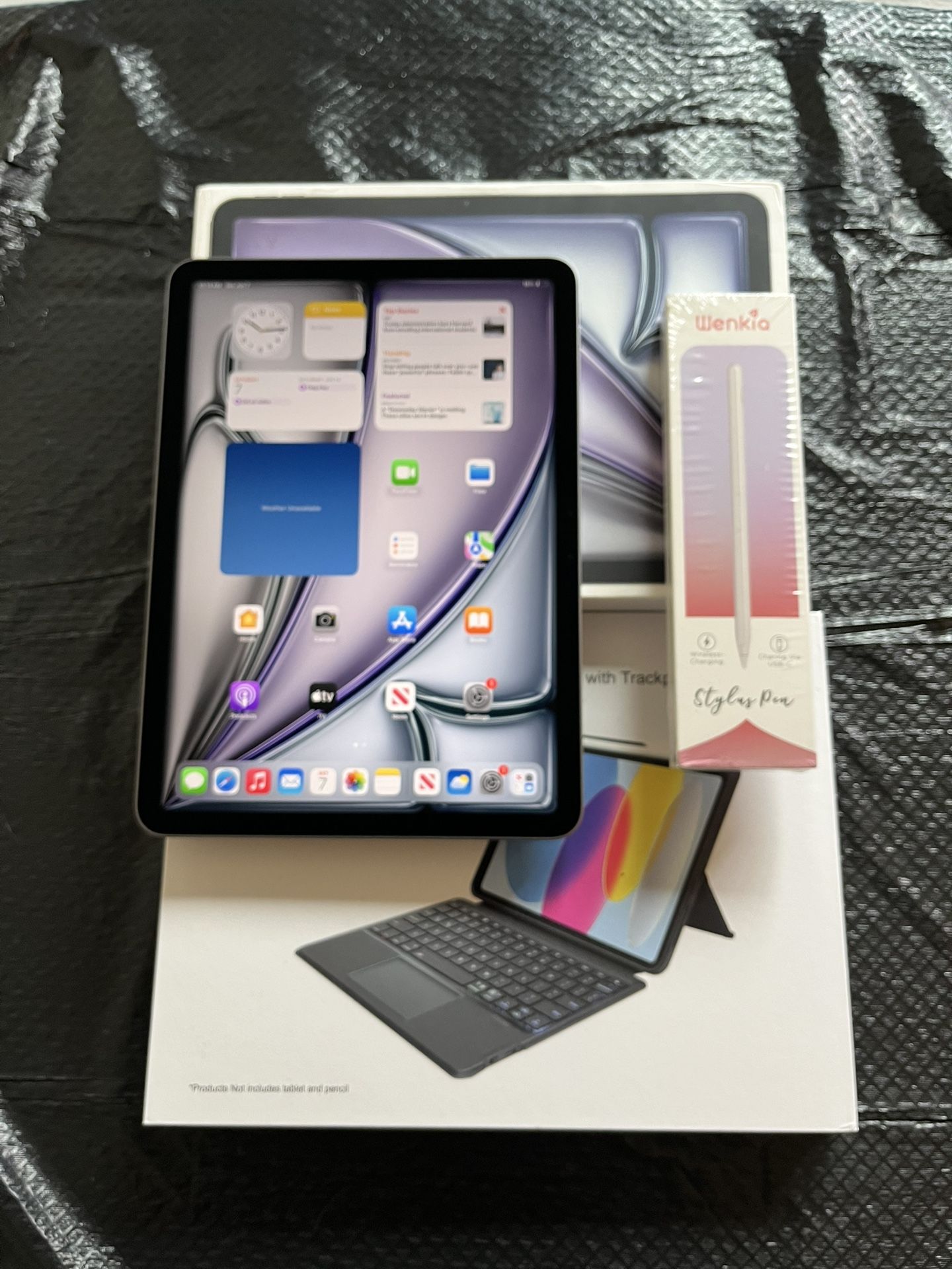 Apple IPad Air 11” ( M2 chip / 2024 Model) 128GB with pen, keyboard case & Accessories