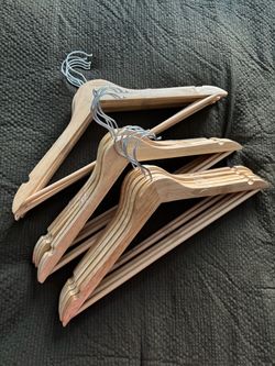 Set of 15 wooden hangers with pants-bar