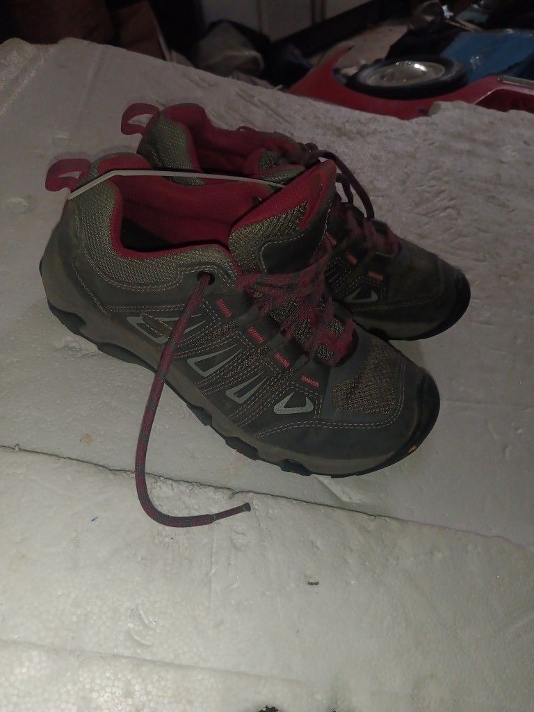 Keen woman's 6.5 leather trail shoes