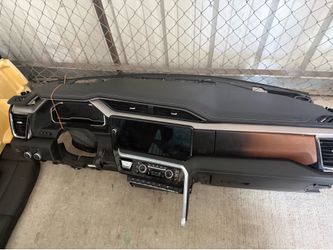 Gmc 1500 Denali dashboard assembly with digital cluster & screen .