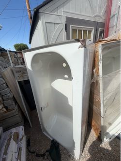 Tina y unas paredes las dos tienen. Unos detalles la tina nomas tiene unos golpesitos pero es de steel y tengo unas pares varitas las dos selos doy 27