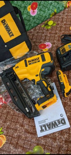 DEWALT 20-VOLT MAX  XR LITHIUM-ION BRUSHLESS CORDLESS  16-GAUGES  ANGLE FINISH NAILER KIT
