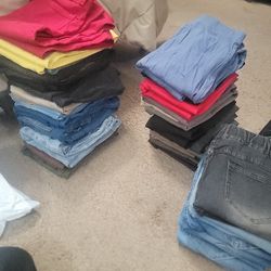 18 pair of women's Jeans and 13 pair of leggings. Size M. Gotta take all. $60 lmk