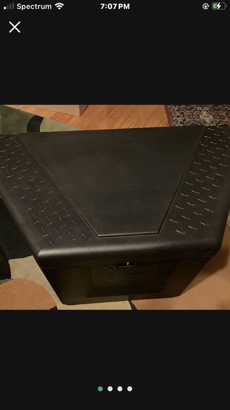 DEEZEE TRIANGLE TOOL BOX