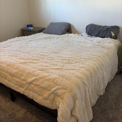 Comfy King Bed with Metal Frame 