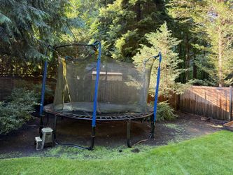 Round Trampoline with Safety Enclosure Net