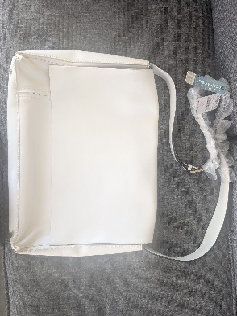 wilson leather White Laptop Compatible messenger/ Sacheal New With Tags payed 69.00 .