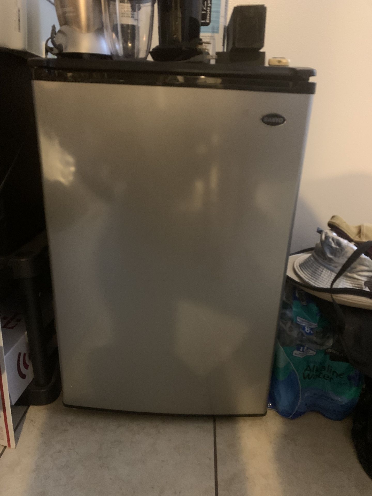 Sanyo 4.9 cu ft mini fridge
