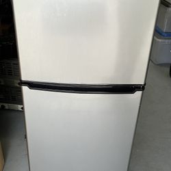 Whirlpool Mini Fridge 4cf Like New!