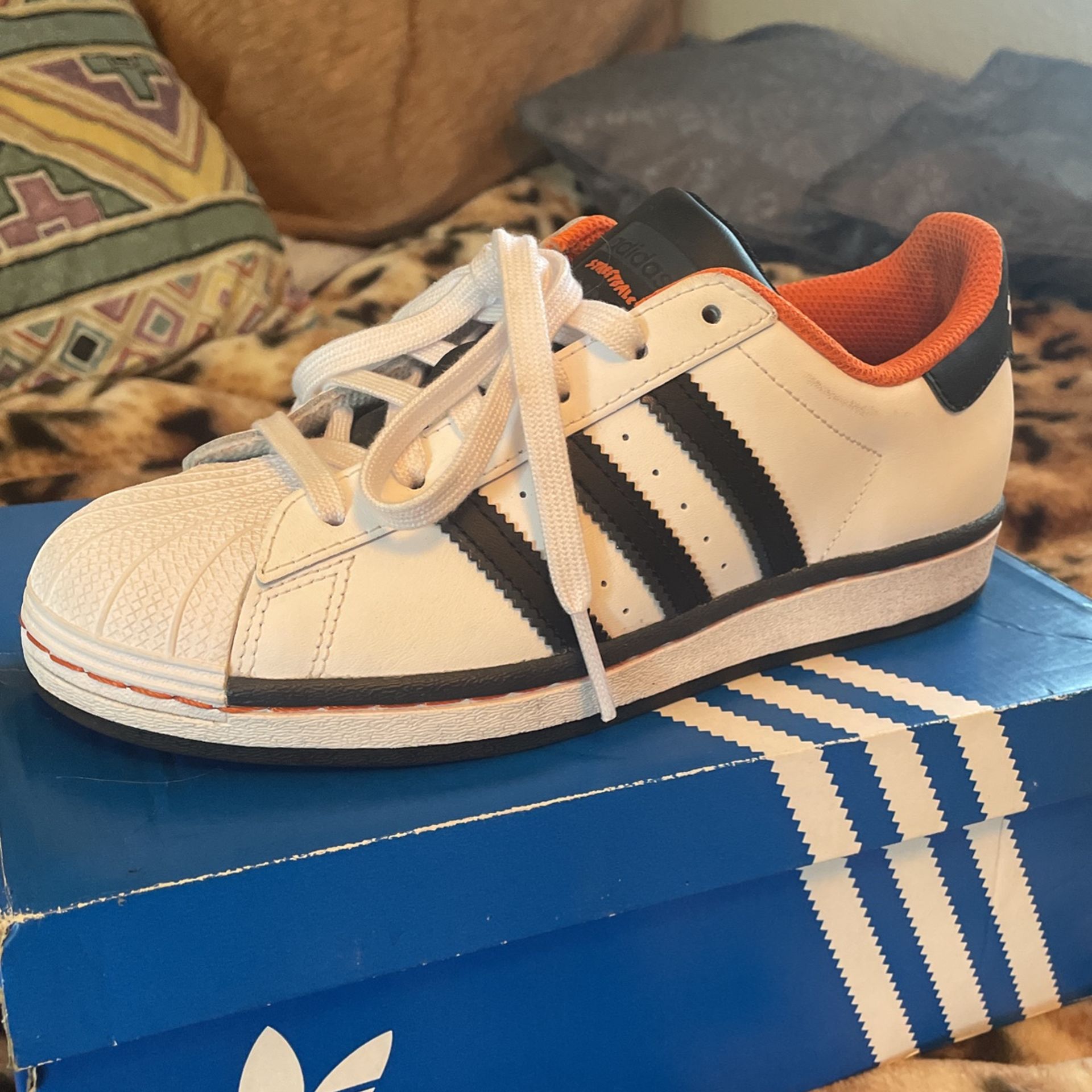 Streetball Adidas Superstars. Mens 5/Womens 7