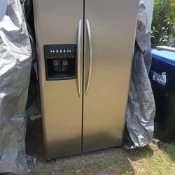 Frigidaire Side By Side Ice Cold Quiet And Smooth The Refrigerator Clean For Sale In Pine Hills