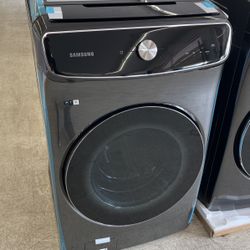 Samsung Front Load Washer With FlexWash 