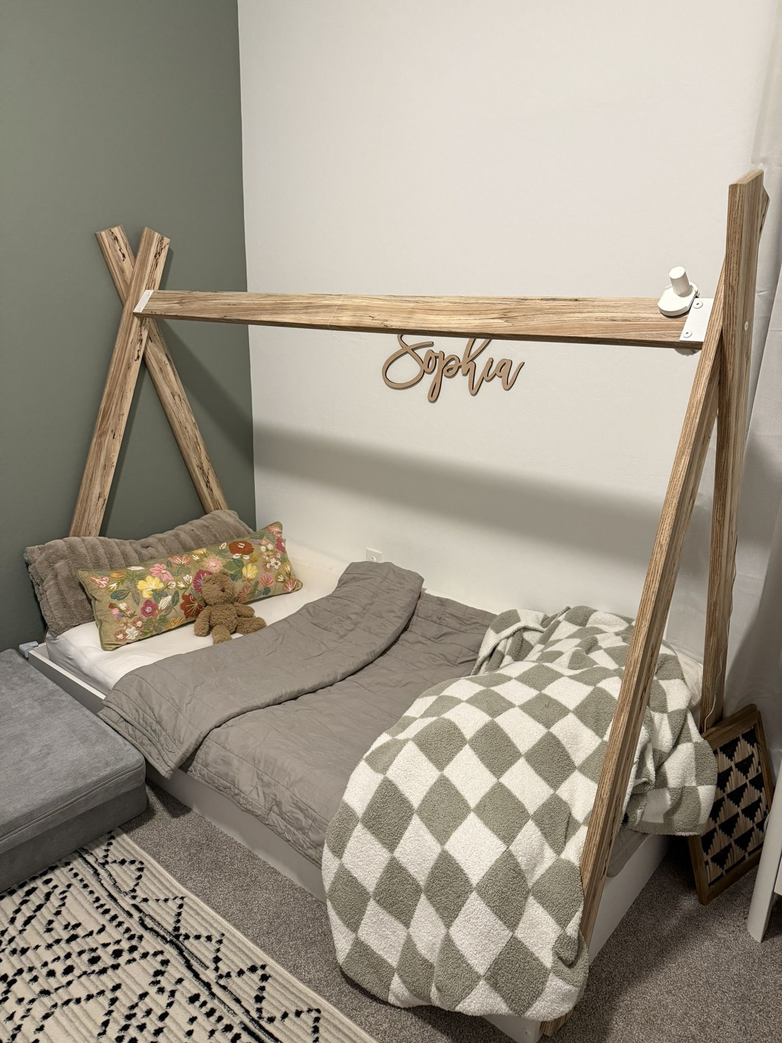 Twin floor bed with mattress