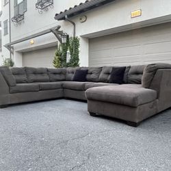 Huge Dark Grey Sectional Couch Sofa From Ashley Furniture In Excellent Condition - FREE DELIVERY 🚚
