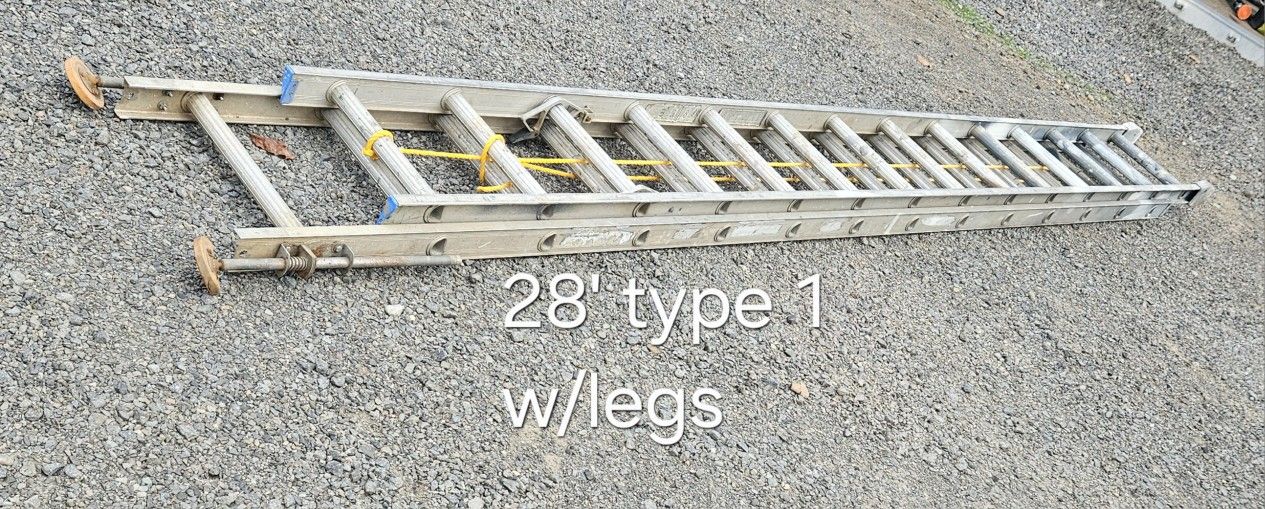 28' Werner ladder-type 1(250#)-w/legs