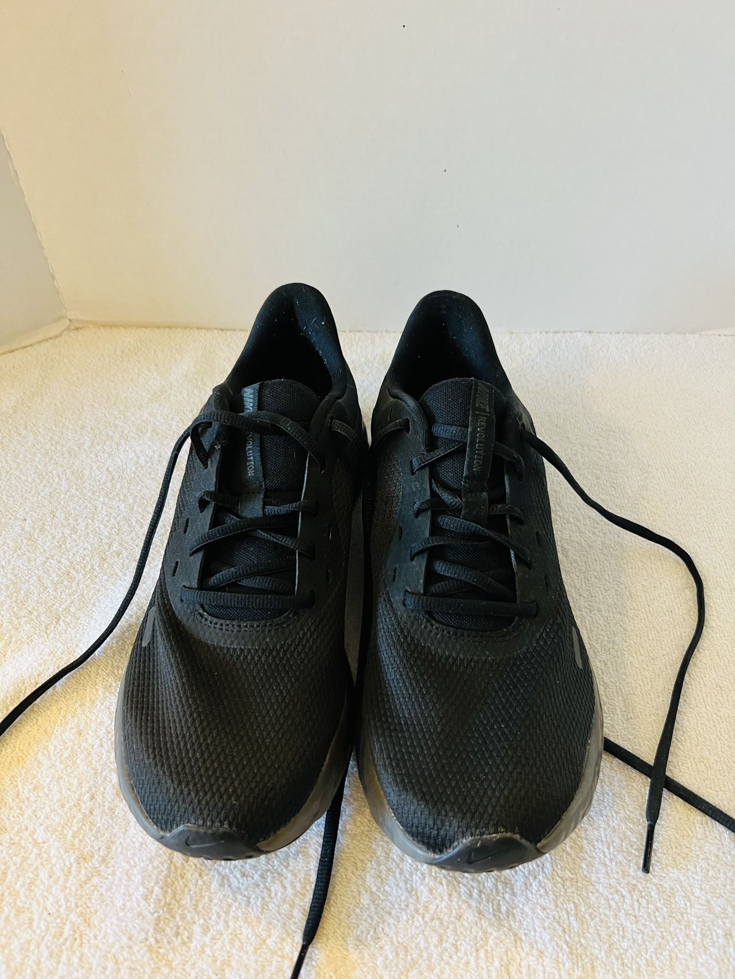 Nike - Revolution 5 BQ3204-001 - Mens Running Sneakers - Black-Size 10- Worn Twice