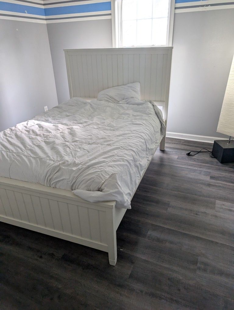 Full Size bed frame White Good Shape