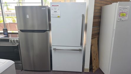 Hisense 17.2-cu ft Counter-Depth 32-in Wide Bottom-Freezer Refrigerator White ) ENERGY STAR Certified