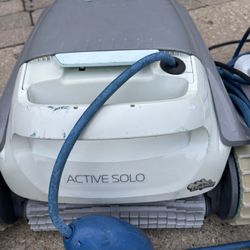 Dolphin Pool Cleaner/Vacuum