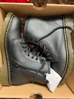 Dr Martens boots kids Size 4