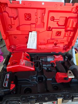 MILWAUKEE HAMMER DRILL SET