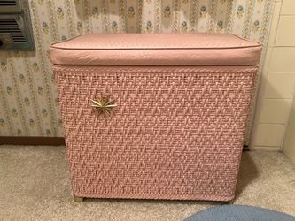 👉🏼Hard to find  Vintage Mid-Century Pink Wicker Laundry Hamper with Starburst Accent