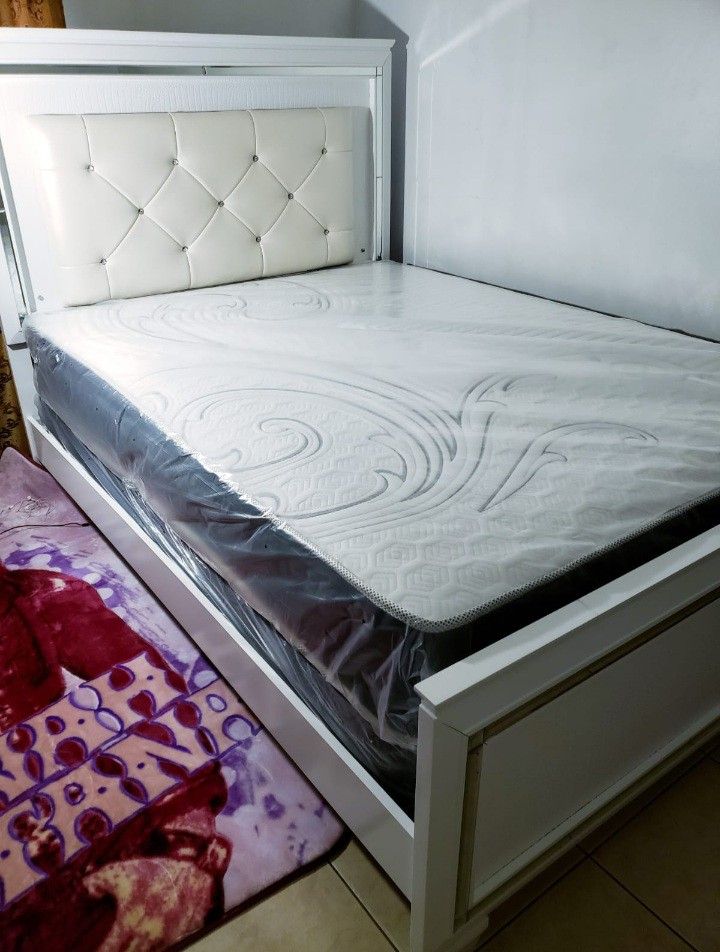 NEW QUEEN MATTRESS. Bed frame is not available. Take it home the same day 👍