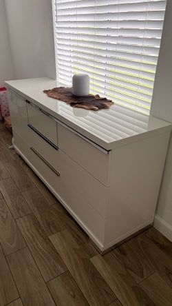 El Dorado Furniture Modern White High-Gloss Dresser