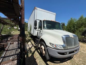 Internacional  box truck 2004 $4000