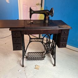 1920 Singer Model 127 Sewing Machine 