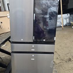 Brand new Samsung refrigerator with family Hub TV screen