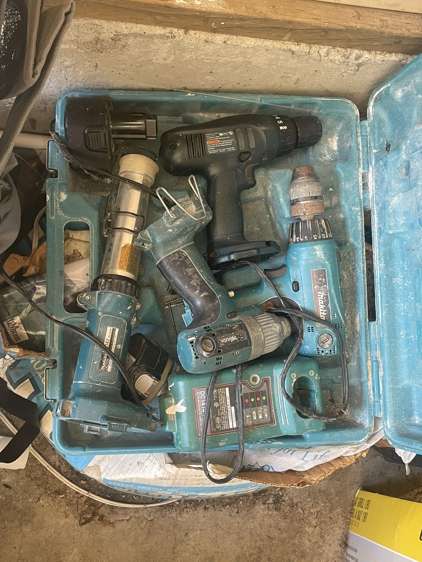 Makita 4 PIECE Drill Set W/Lamp $100 OBO